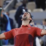 Toute la hargne de Novak Djokovic, qui a conclu son 3e tour à 3h08 dimanche matin KEYSTONE/AP/Jean-Francois Badias